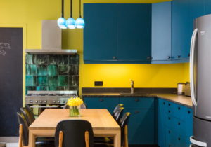 Couleur Jaune Moutarde sur le mur de la cuisine bleu canard