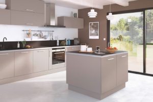 Couleur taupe sur les murs de la cuisine taupe