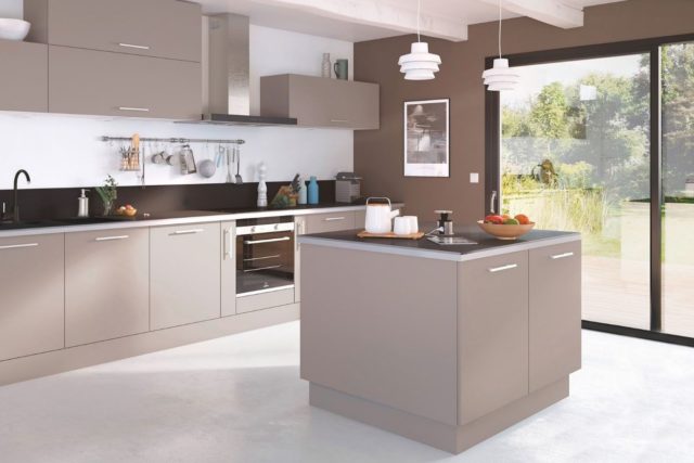 Couleur taupe sur les murs de la cuisine taupe