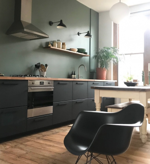 Couleur Vert Sapin sur les murs et les meubles de la cuisine