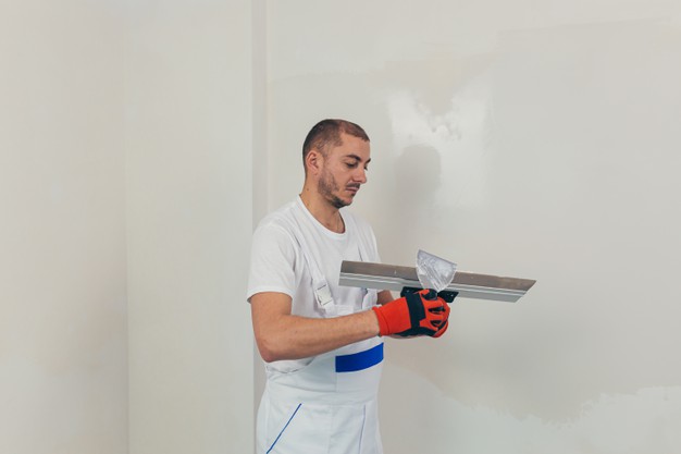 reboucher un trou dans un mur avec de l'enduit