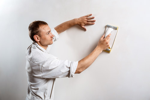 préparation du mur pour poser du papier peint
