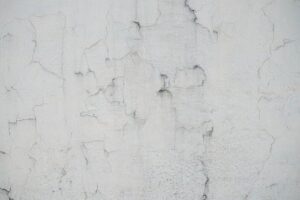 mur endommagé - faire appel à un peintre professionnel en rénovation intérieure